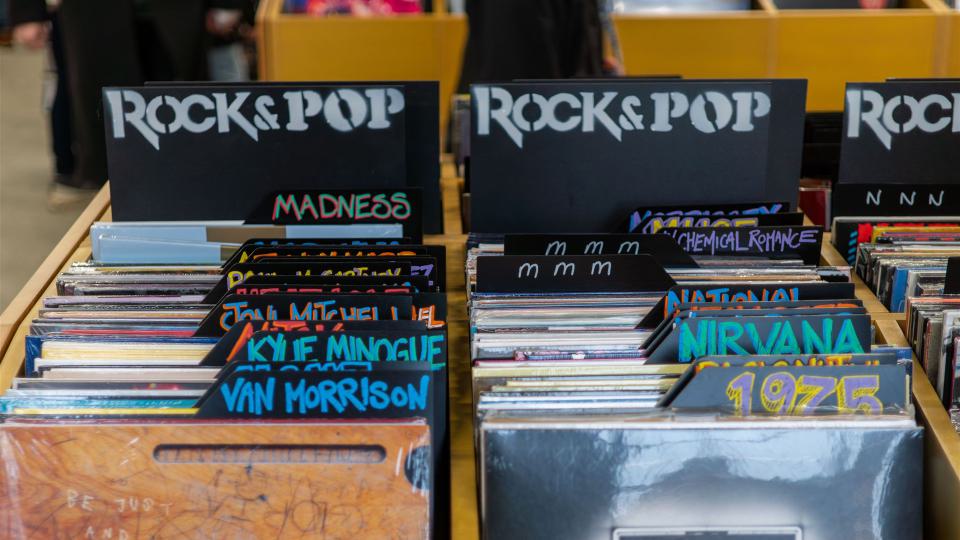 Plattenladen-Auslage mit klassischen Rock- und Popalben in England.