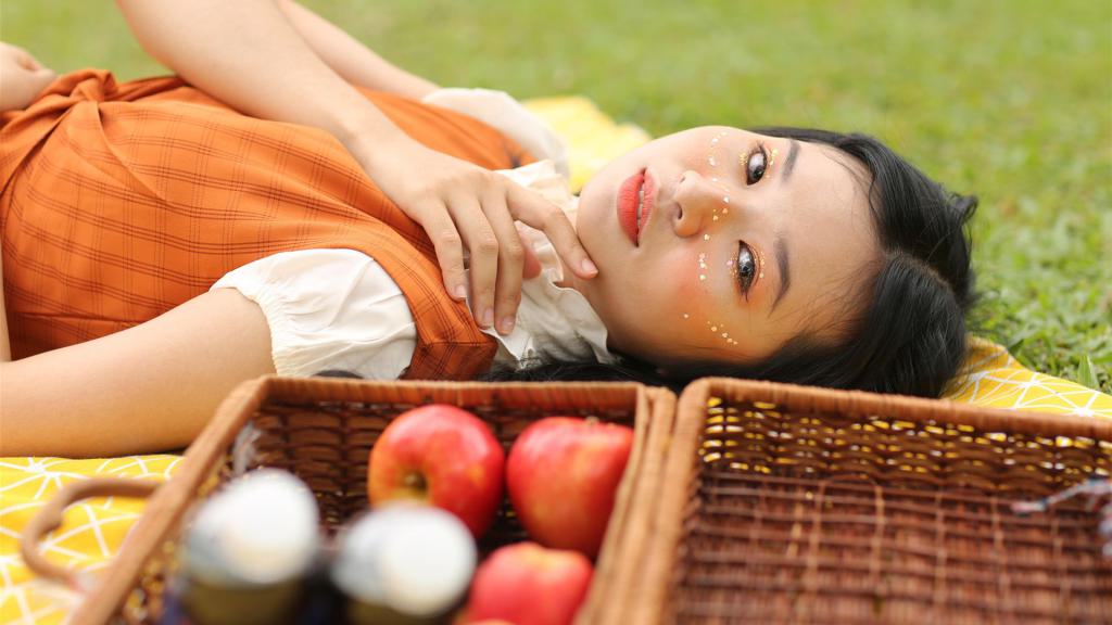 frau, picknick, gras, gesicht, modell, mode, weiblich, natur, jung, bilden, haar, feder, pose, garten, porträt